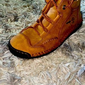 Leather fashion shoes.